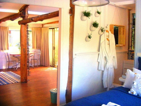 The Garden Burees - Lightning Ridge Tourism 3