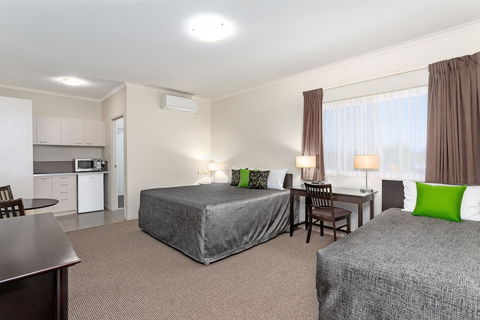 Redcliffe Motor Inn - Lightning Ridge Tourism 3