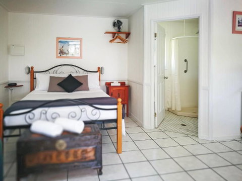 Chillagoe Cabins & Tours - Lightning Ridge Tourism 5
