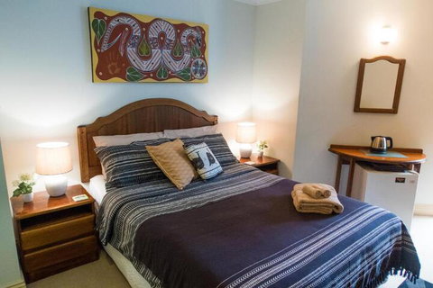 Ruskin House - Lightning Ridge Tourism 7