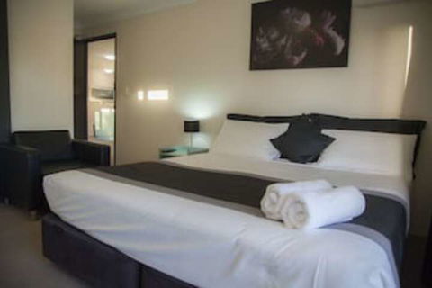 Chermside Court Motel - Lightning Ridge Tourism 0