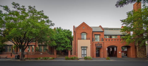 Majestic Old Lion Apartments - Lightning Ridge Tourism 0