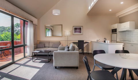 Majestic Old Lion Apartments - Lightning Ridge Tourism 6