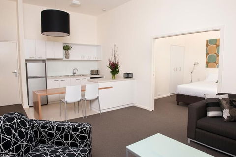 Majestic Old Lion Apartments - Lightning Ridge Tourism 5