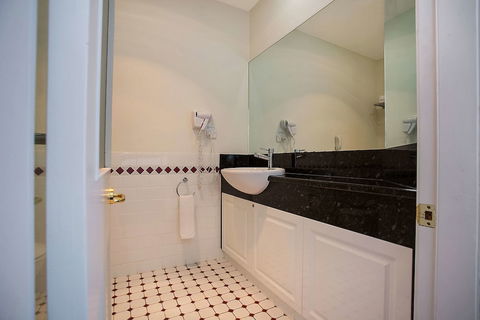 Quality Hotel Bentinck - Lightning Ridge Tourism 6