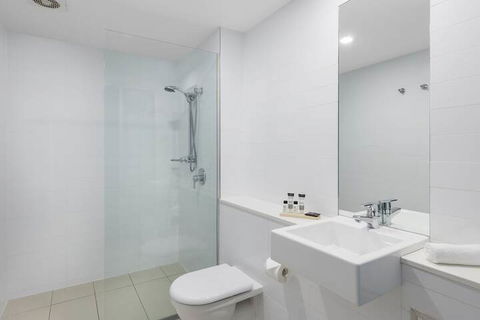Oaks Nelson Bay Lure Suites - Lightning Ridge Tourism 5
