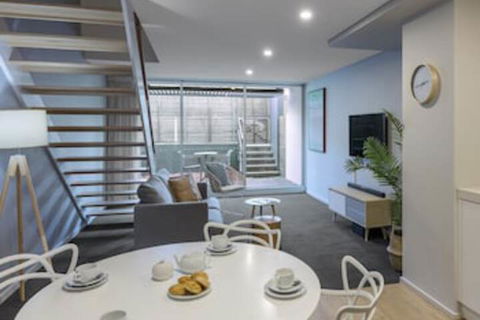 Oaks Nelson Bay Lure Suites - Lightning Ridge Tourism 0