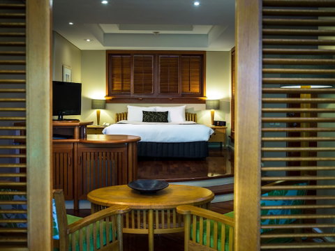 Green Island Resort - Lightning Ridge Tourism 5