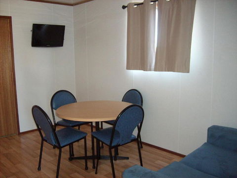 Jackos Holiday Cabins - Lightning Ridge Tourism 1
