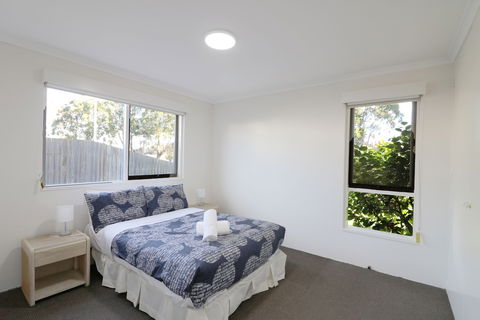Pelican Waters - Lightning Ridge Tourism 4