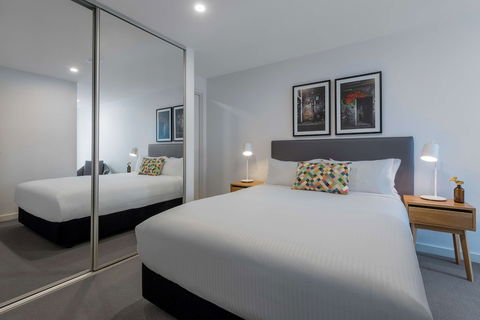 Oaks Melbourne Southbank Suites - Lightning Ridge Tourism 5