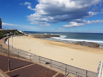 Newcastle Short Stay Apartments - Sandbar Newcastle Beach - Lightning Ridge Tourism 1