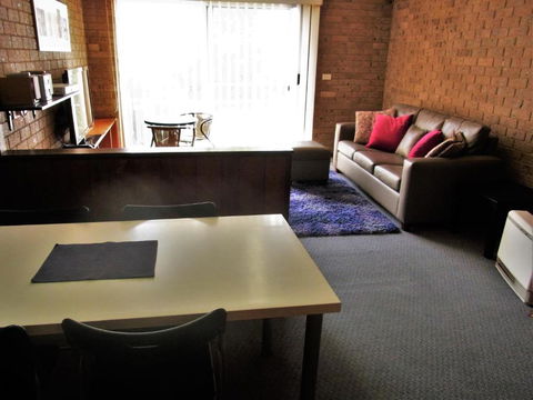 A Furnished Townhouse In Goulburn - Lightning Ridge Tourism 5