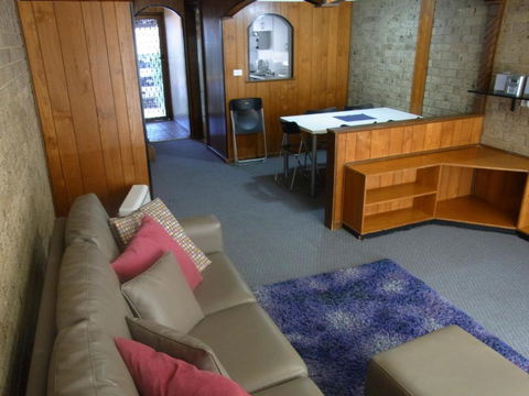 A Furnished Townhouse In Goulburn - Lightning Ridge Tourism 4