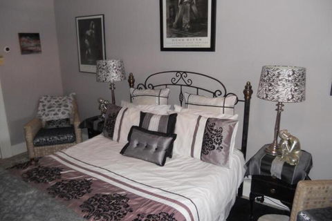 Montrose House - Lightning Ridge Tourism 7