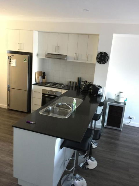 Falcon Bay 4x4 Townhouse - Lightning Ridge Tourism 2