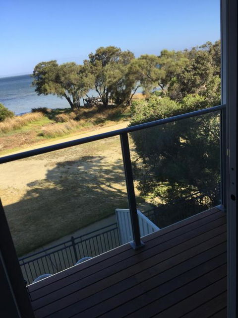 Falcon Bay 4x4 Townhouse - Lightning Ridge Tourism 3