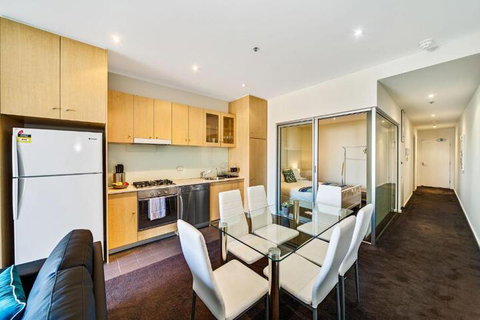 York Apartments - Lightning Ridge Tourism 4