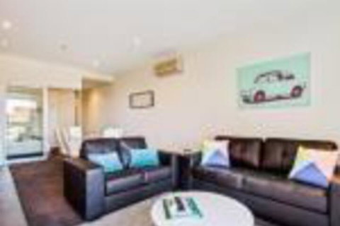 York Apartments - Lightning Ridge Tourism 0