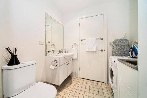 York Apartments - Lightning Ridge Tourism 5