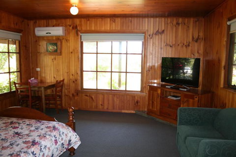 Gaol House Cottages - Lightning Ridge Tourism 3