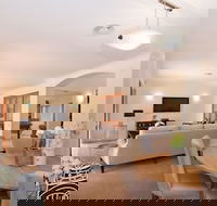 Gold Coast Waterfront Paradise - Lightning Ridge Tourism
