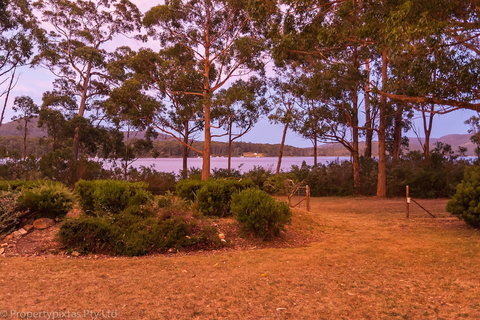 Bay Retreat Port Arthur - Lightning Ridge Tourism 0