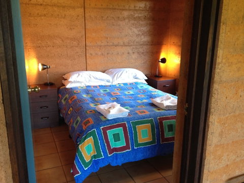 Pemberton Lake View Chalets - Lightning Ridge Tourism 3