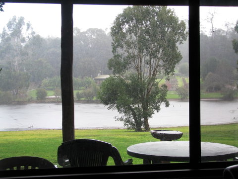 Pemberton Lake View Chalets - Lightning Ridge Tourism 5