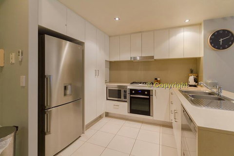 A Deluxe Swim Up Drift Apartments South - Lightning Ridge Tourism 3