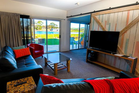 Ulverstone River Edge Apartments - Lightning Ridge Tourism 5