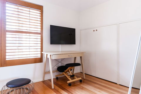 VERA, 1BDR South Melbourne Apartment - Lightning Ridge Tourism 2