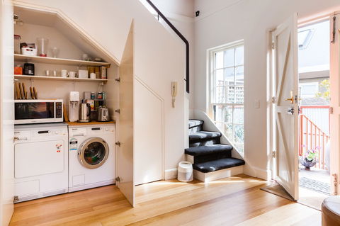 VERA, 1BDR South Melbourne Apartment - Lightning Ridge Tourism 1