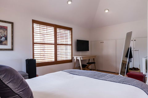 VERA, 1BDR South Melbourne Apartment - Lightning Ridge Tourism 0