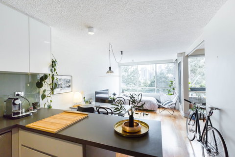 ISAAC, 1BDR South Melbourne Apartment - Lightning Ridge Tourism 4