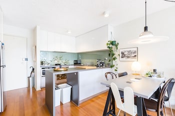 ISAAC, 1BDR South Melbourne Apartment - Lightning Ridge Tourism 0