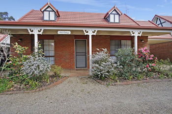 Oak Cottage - Tudor Village Unit 5 - Lightning Ridge Tourism 0