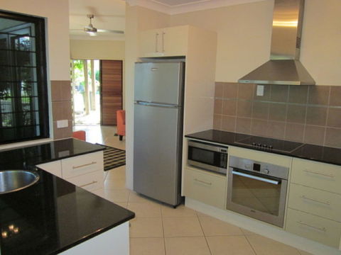 Hai Villa Port Douglas - Lightning Ridge Tourism 3