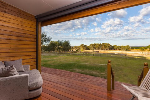 The Swan Valley Retreat - Lightning Ridge Tourism 1