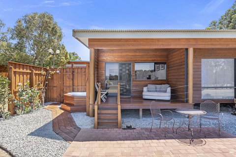 The Swan Valley Retreat - Lightning Ridge Tourism 7