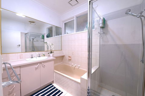 Family Home In Prime Location - Lightning Ridge Tourism 6