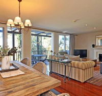 Villa Beaujolais Located Within Cypress Lakes - Lightning Ridge Tourism