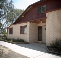 Unilodge at UC Short Stays - Lightning Ridge Tourism
