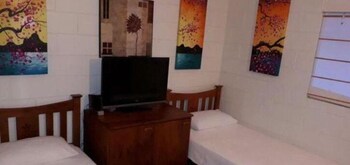 La Casa De Playa - Lightning Ridge Tourism 6