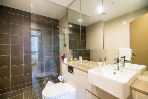 Fabulous City 2 BDR Apt In New Building - Lightning Ridge Tourism 4