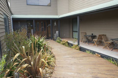 Venus Escapes Guesthouse - Lightning Ridge Tourism 1