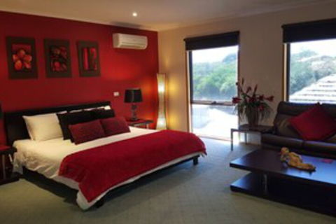 Venus Escapes Guesthouse - Lightning Ridge Tourism 0