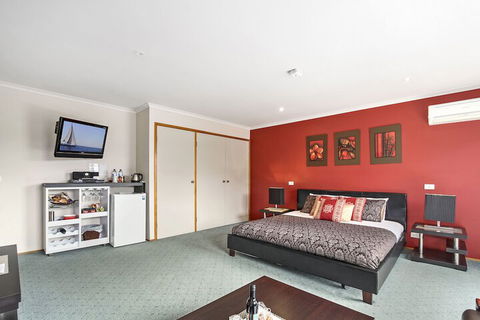Venus Escapes Guesthouse - Lightning Ridge Tourism 7