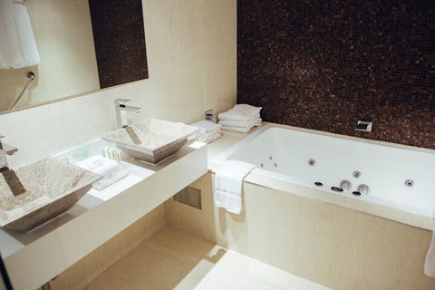 Holiday Inn Warwick Farm, An IHG Hotel - Lightning Ridge Tourism 7