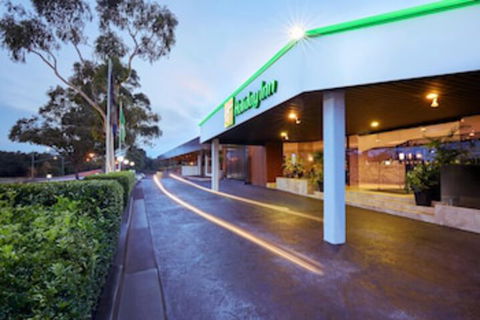 Holiday Inn Warwick Farm, An IHG Hotel - Lightning Ridge Tourism 0